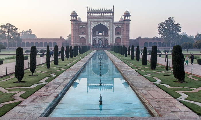 Taj Mahal: Gartenanlage (Charbagh), Haupteingangsgebäude Agra