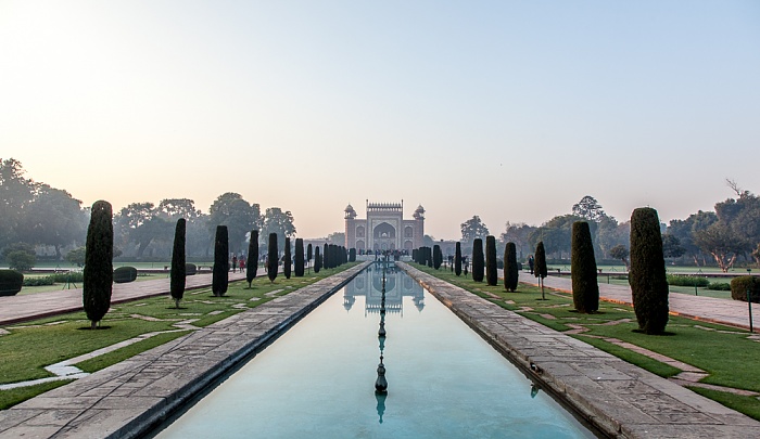 Taj Mahal: Gartenanlage (Charbagh), Haupteingangsgebäude Agra