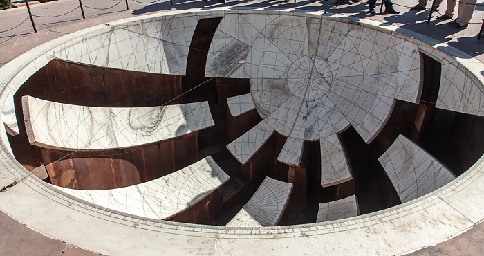 Jantar Mantar: Marmorhalbkugel des Jai Praksh Yantra Jaipur