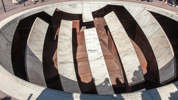 Jaipur Jantar Mantar: Marmorhalbkugel des Jai Praksh Yantra