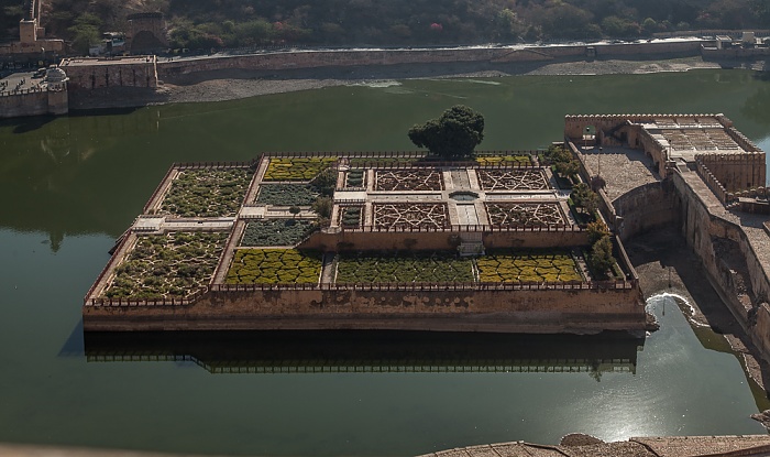 Blick vom Amber Fort: Maota Lake mit Kesar Kyari Bagh Jaipur
