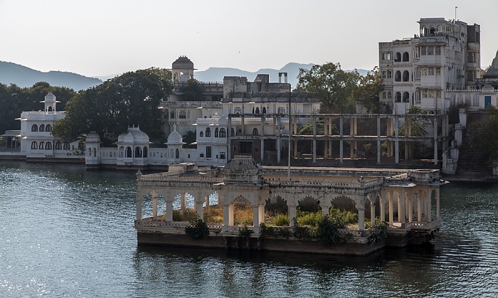 Blick vom Bagore-ki-Haveli: Lake Pichola, Mohan Mandir Udaipur