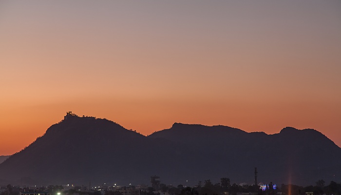 Blick vom Hotel Hill Lake: Aravalli Hills mit dem Monsoon Palace (Sajjan Garh Palace) Udaipur