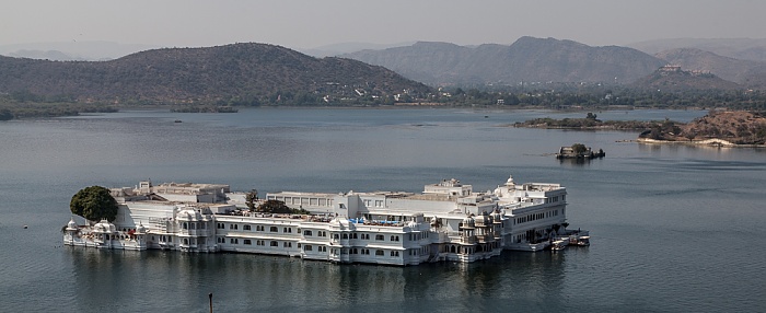 Blick vom City Palace: Lake Pichola mit dem Lake Palace Udaipur