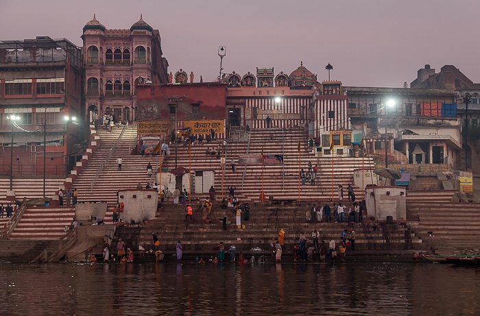 Varanasi Ganges, Ghats: Vijayanagaram Ghat (links) und Kedar Ghat