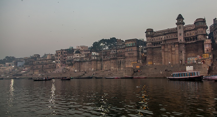 Ganges, Ghats (v.l.): Digpatia Ghat, Chausatthi Ghat und Rana Mahala Ghat Varanasi