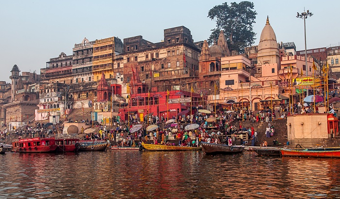 Ganges, Ghats: Prayaga Ghat (links) und Dashashwamedh Ghat Varanasi