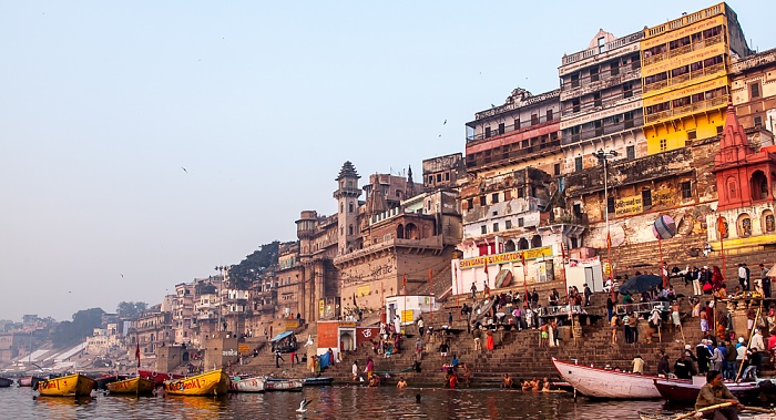 Ganges, Ghats: Darabhanga Ghat (links) und Munshi Ghat Varanasi