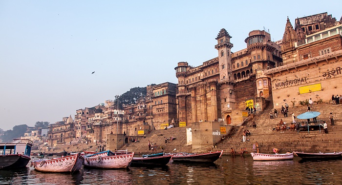 Varanasi Ganges, Ghats: Darabhanga Ghat (links) und Munshi Ghat Darbhanga Palace