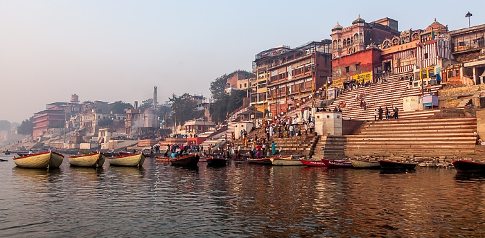 Ganges, Ghats: Vijayanagaram Ghat (links) und Kedar Ghat Varanasi