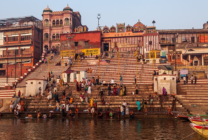 Ganges, Ghats: Vijayanagaram Ghat (links) und Kedar Ghat Varanasi