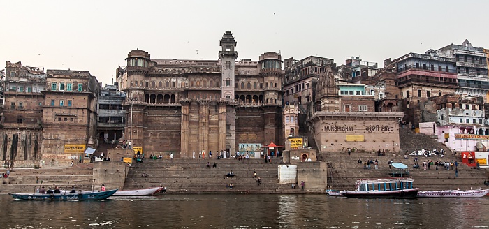 Varanasi Ganges, Ghats: Darabhanga Ghat (links) und Munshi Ghat / Darbhanga Palace
