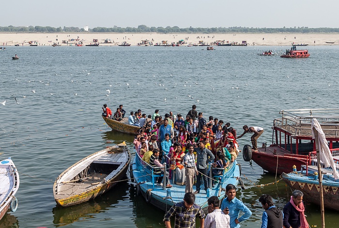 Ganges: Boot mit Hochzeitsgesellschaft Varanasi