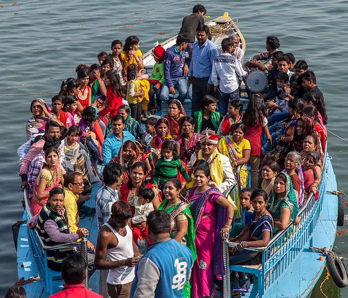 Ganges: Boot mit Hochzeitsgesellschaft Varanasi