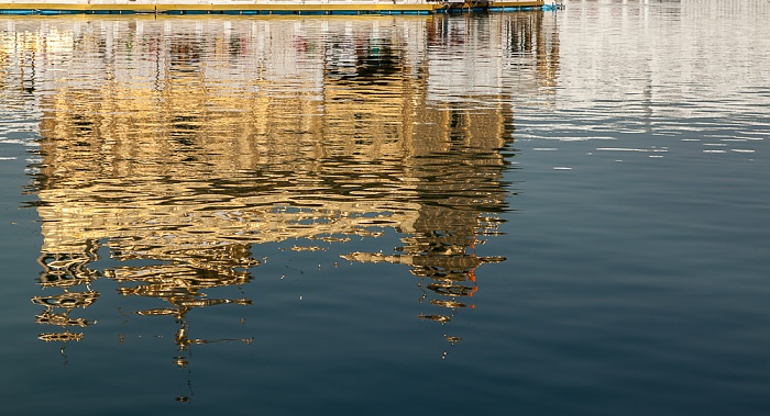 Golden Temple Complex: Harmandir Sahib (Goldener Tempel) spiegelt sich im Amrit Sarovar (Wasserbecken) Amritsar