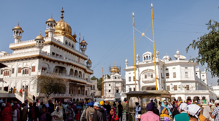 Golden Temple Complex: Sri Akal Takhat Sahib (links) Amritsar
