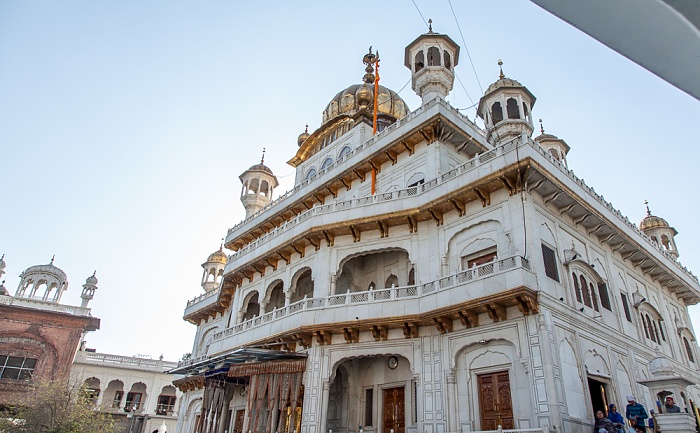 Golden Temple Complex: Sri Akal Takhat Sahib (links) Amritsar