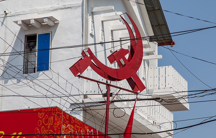 Mattancherry: Pullupalam Road - Hammer und Sichel Kochi