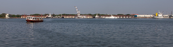 Blick von der Mattancherry Boat Jetty: Vembanad Lake, Willingdon Island Kochi
