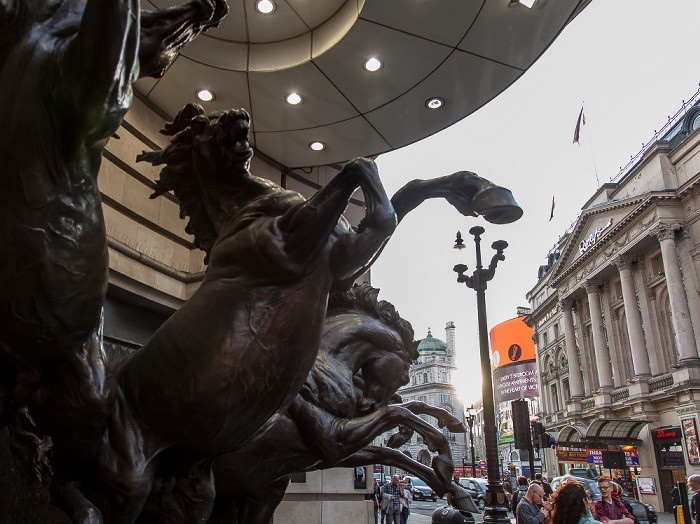 St James's: Haymarket - Criterion Building: The Horses of Helios (The Four Bronze Horses of Helios, von Rudy Weller) London 2016