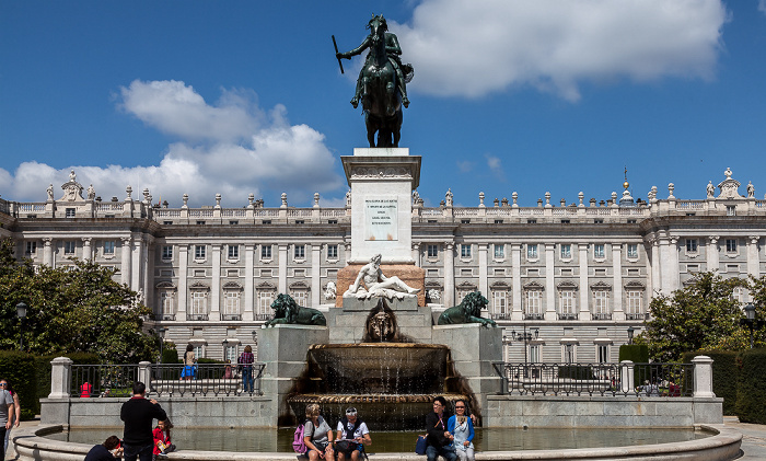 Madrid Plaza de Oriente: Monumento a Felipe IV (Reiterstandbild von Philipp IV.) Palacio Real