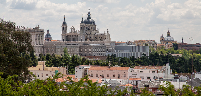 Madrid Blick vom Mirador de la Montaña del Príncipe Pío (v.l.): Palacio Real, Catedral de Santa María la Real de la Almudena und Real Basílica de San Francisco el Grande