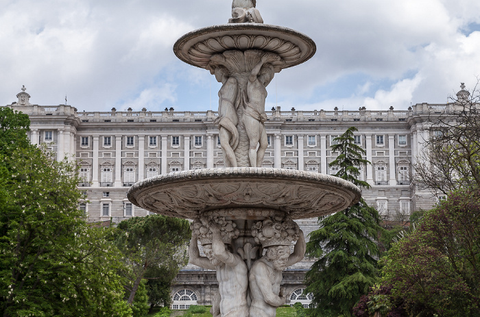 Madrid Campo del Moro: Fuente de las Conchas Palacio Real