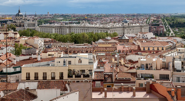 Blick vom Hotel Emperador: Catedral de Santa María la Real de la Almudena und Palacio Real Madrid