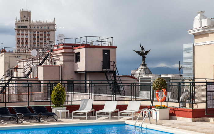 Madrid Hotel Emperador: Dachterasse mit Pool Edificio España Hotel Amberes