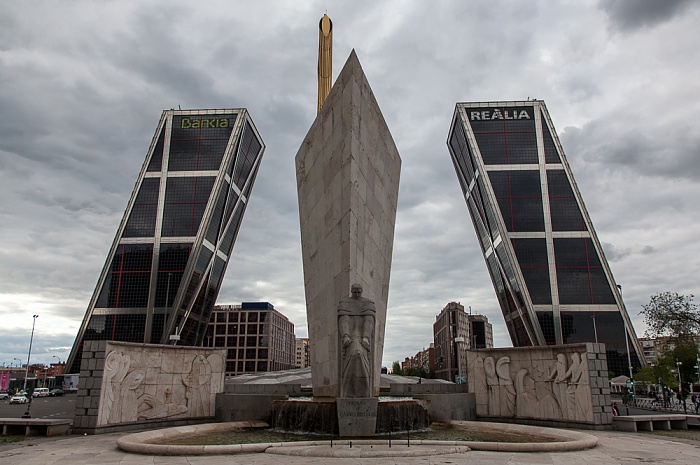 Madrid Plaza de Castilla: Monumento a Calvo Sotelo und Puerta de Europa (Torres KIO) Obelisco de la Caja