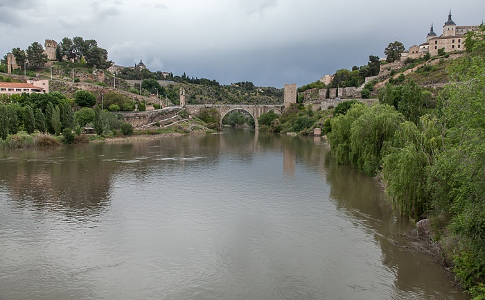 Toledo Blick von der Puente de Azarquiel: Río Tajo mit der Puente de Alcántara und der Puerta de Alcántara Academia de Infantería Alcázar de Toledo Castillo de San Servando Centro Histórico