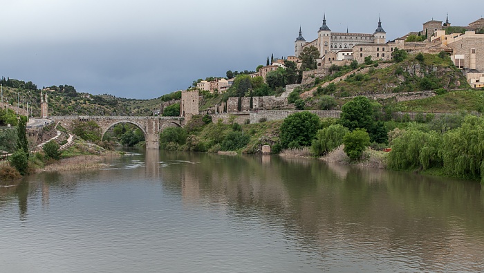 Toledo Blick von der Puente de Azarquiel: Río Tajo mit der Puente de Alcántara und der Puerta de Alcántara Alcázar de Toledo Centro Histórico