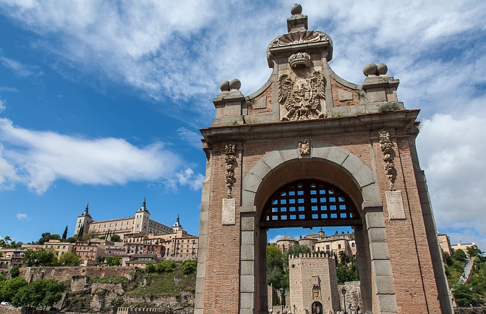 Toledo Puente de Alcántara und Puerta de Alcántara  Alcázar de Toledo Centro Histórico