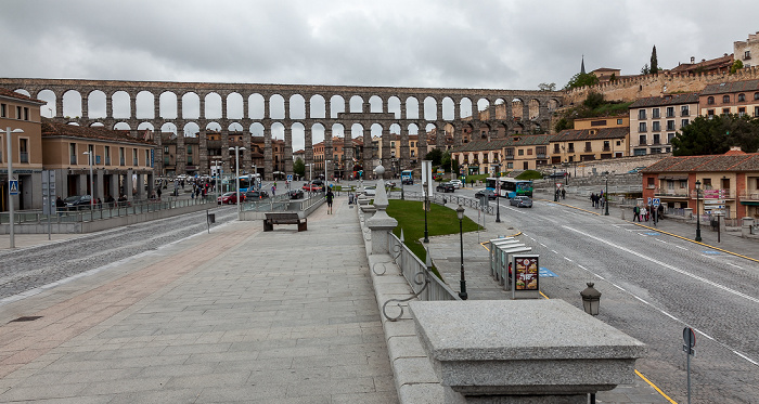 Avenida del Padre Claret (links), Avenida Vía Roma (rechts), Römisches Aquädukt Segovia 2016