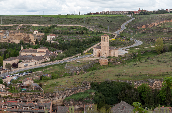 Blick vom Alcázar de Segovia: Tal des Río Eresma mit der Iglesia de la Vera Cruz