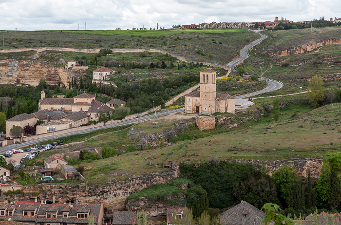 Blick vom Alcázar de Segovia: Tal des Río Eresma mit der Iglesia de la Vera Cruz Segovia
