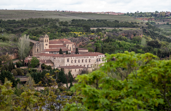 Blick vom Alcázar de Segovia: Tal des Río Eresma mit dem Monasterio de Santa María del Parral Segovia