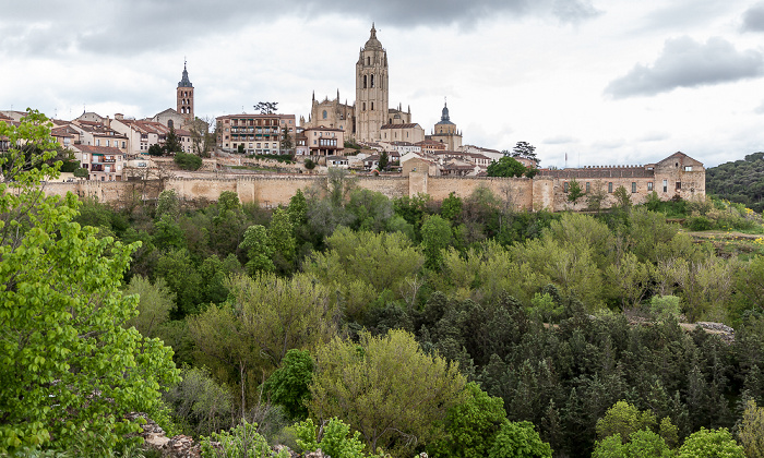 Blick vom Alcázar de Segovia: Centro Histórico mit der Iglesia de San Andrés und der Catedral de Santa María de Segovia Segovia