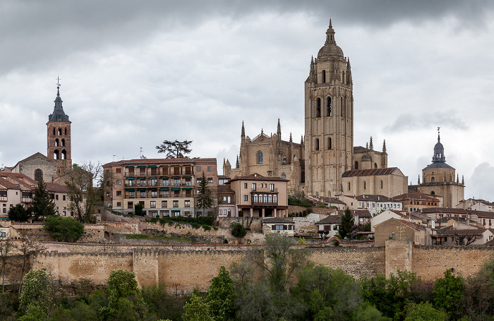 Blick vom Alcázar de Segovia: Centro Histórico mit der Iglesia de San Andrés und der Catedral de Santa María de Segovia Segovia