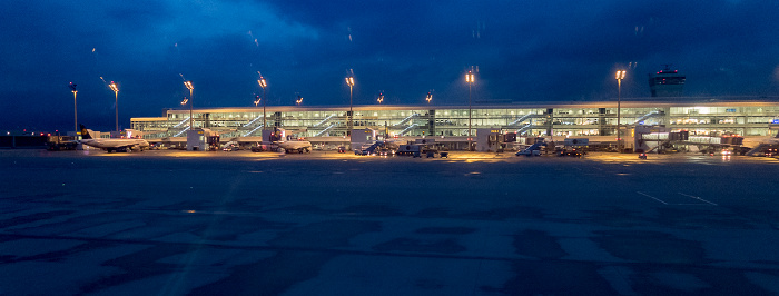 München Flughafen Franz Josef Strauß: Terminal 2 2016-05-16 Flug DLH1805 Madrid-Barajas (MAD/LEMD) - München Franz Josef Strauß (MUC/EDDM)