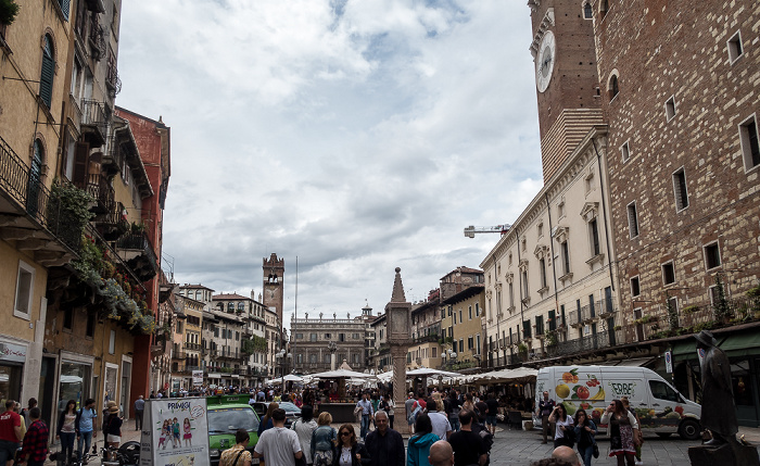 Verona Centro Storico (Altstadt): Piazza delle Erbe Palazzo Maffei Torre del Gardello