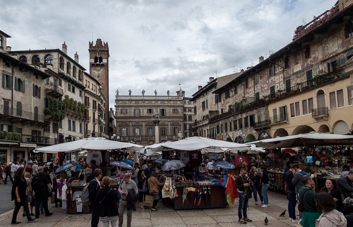 Verona Centro Storico (Altstadt): Piazza delle Erbe Casa Mazzanti Palazzo Maffei Torre del Gardello