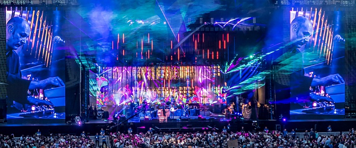 Olympiastadion: Paul McCartney München Paul Wickens (Backing vocals, keyboards, electric guitar, bonjos, percussion, harmonica, accordion)