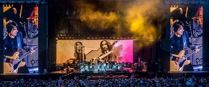 Olympiastadion: Paul McCartney München Rusty Anderson (Backing vocals, electric guitar, acoustic guitar), Abe Laboriel, Jr. (Backing vocals, drums, percussion). Im Hintergrund Paul McCartney und George Harrison.