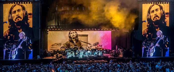 Olympiastadion: Paul McCartney München Brian Ray (Backing vocals, bass, electric guitar, acoustic guitar). Im Hintergrund George Harrison.