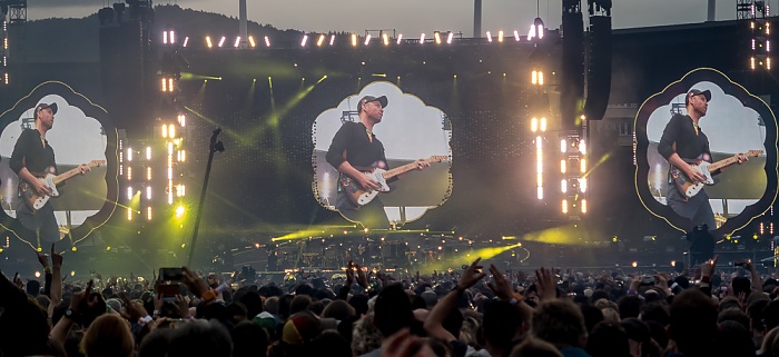 Letzigrund: Coldplay Zürich Jonny Buckland - lead guitar, backing vocals, piano, keyboards, harmonica. Yellow