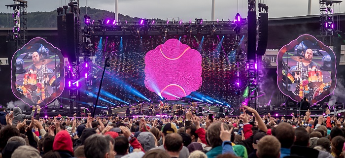 Letzigrund: Coldplay Zürich Will Champion - drums, percussion, drum machine, backing vocals, piano, keyboards, guitar