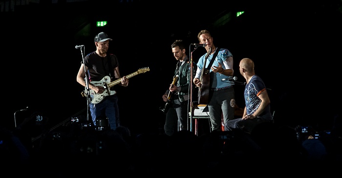 Letzigrund: Coldplay Zürich Jonny Buckland (lead guitar, backing vocals, piano, keyboards, harmonica), Guy Berryman (bass guitar, backing vocals, piano, keyboards, harmonica, percussion, guitar), Chris Martin (lead vocals, rhythm guitar, piano, keyboards), Will Champion (drums, percussion, drum machine, backing vocals, piano, keyboards, guitar)