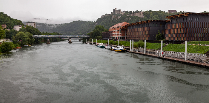 Besançon Blick von der Pont de Bregille: Doubs mit der Pont de chemin de fer de Rivotte Citadelle de Besançon Cité des Arts et de la Culture