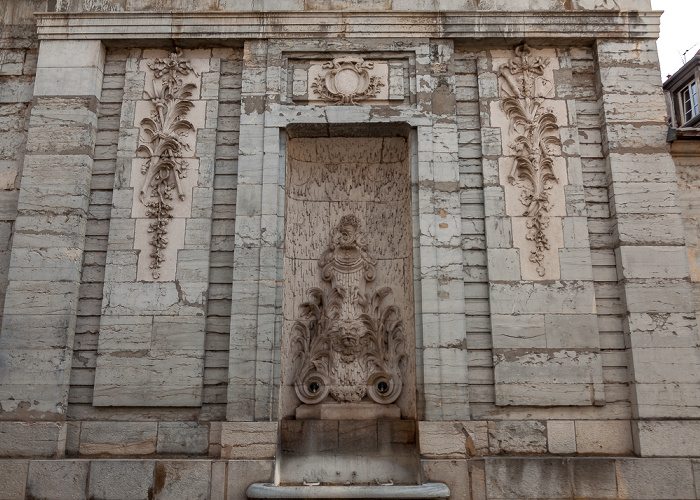 Besançon La Boucle: Rue Mégevand mit dem Fontaine des Clarisses